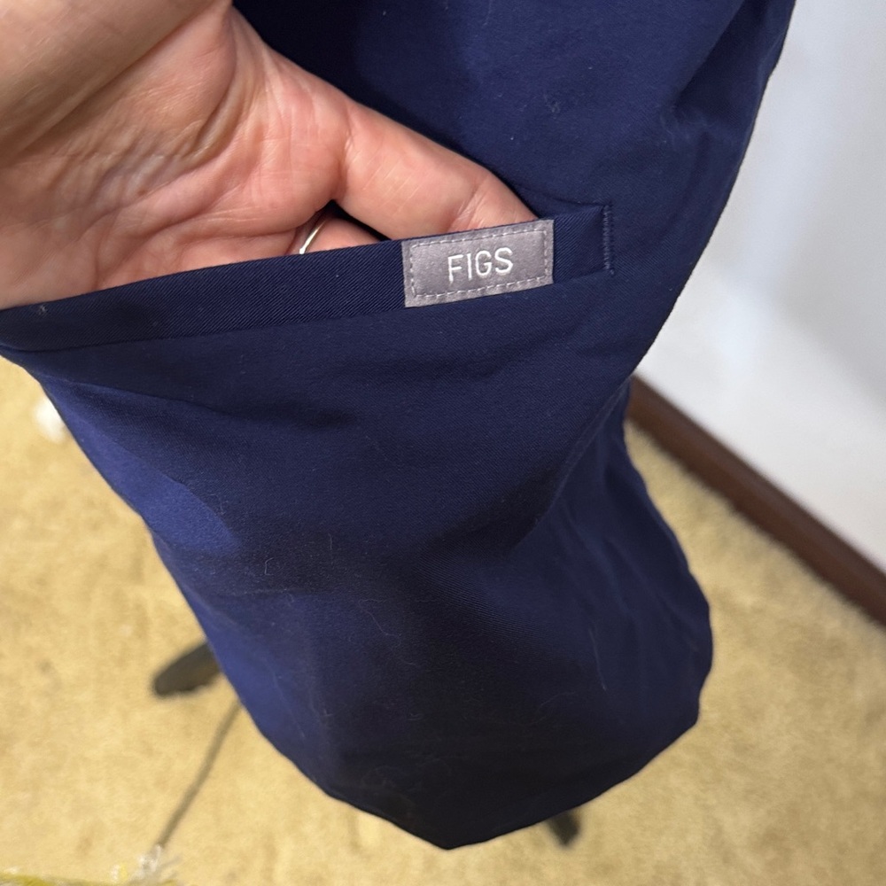 Figs Technical Collection Navy Blue V-Neck Top Size 3XL - Picture 2 of 6